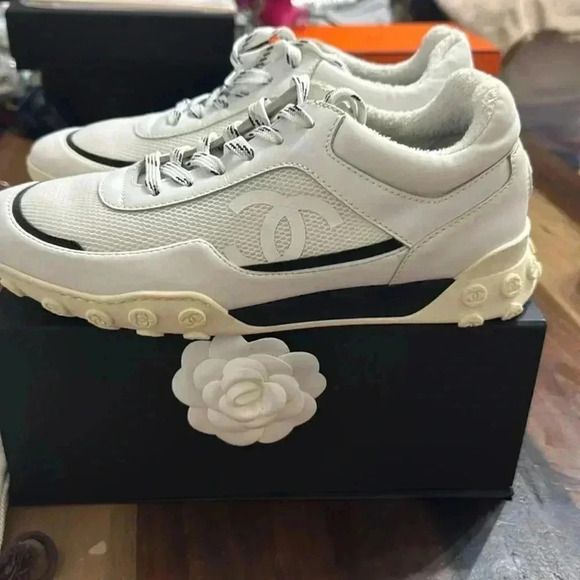 Chanel
2019 Interlocking CC Logo Sneakers
Calfskin Mesh Lycra W Sneakers White - Picture 2 of 6